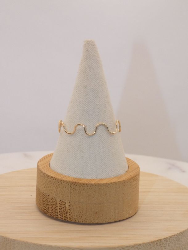 la bague ONDA capture l’essence des vagues dans un design organique et élégant.