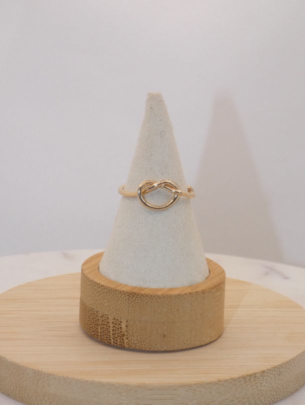 Inspirée par les nœuds marins et leur symbolique de force et d’union, la bague LEGAME