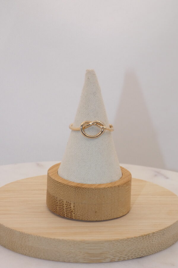 Inspirée par les nœuds marins et leur symbolique de force et d’union, la bague LEGAME