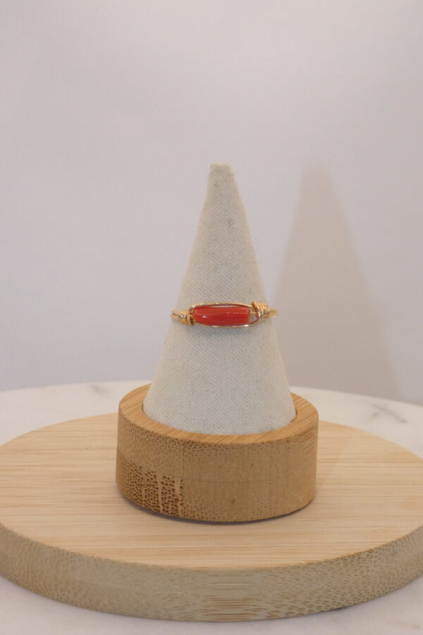 la bague LINEA célèbre la beauté brute et intemporelle du corail de Corse