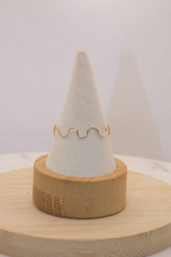 la bague ONDA capture l’essence des vagues dans un design organique et élégant.