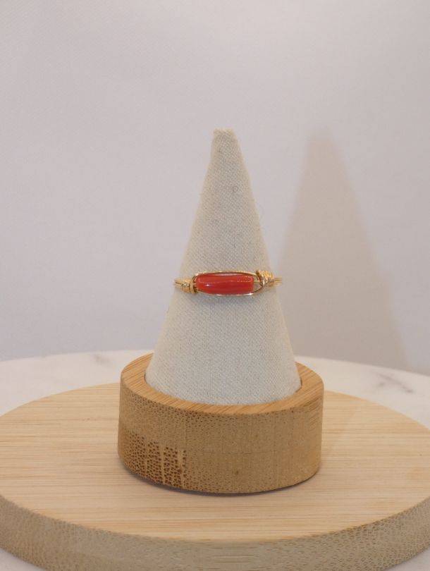 la bague LINEA célèbre la beauté brute et intemporelle du corail de Corse